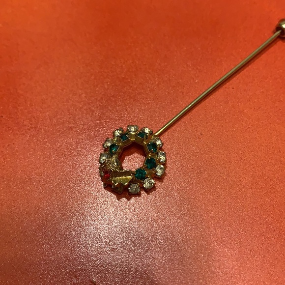 Vintage Wreath Stickpin - Picture 5 of 6